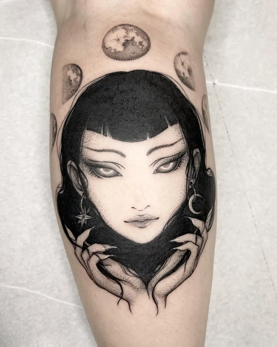 Tatouage de Clarisse : visage de Nyx aux phases de lune sur le mollet, en dotwork