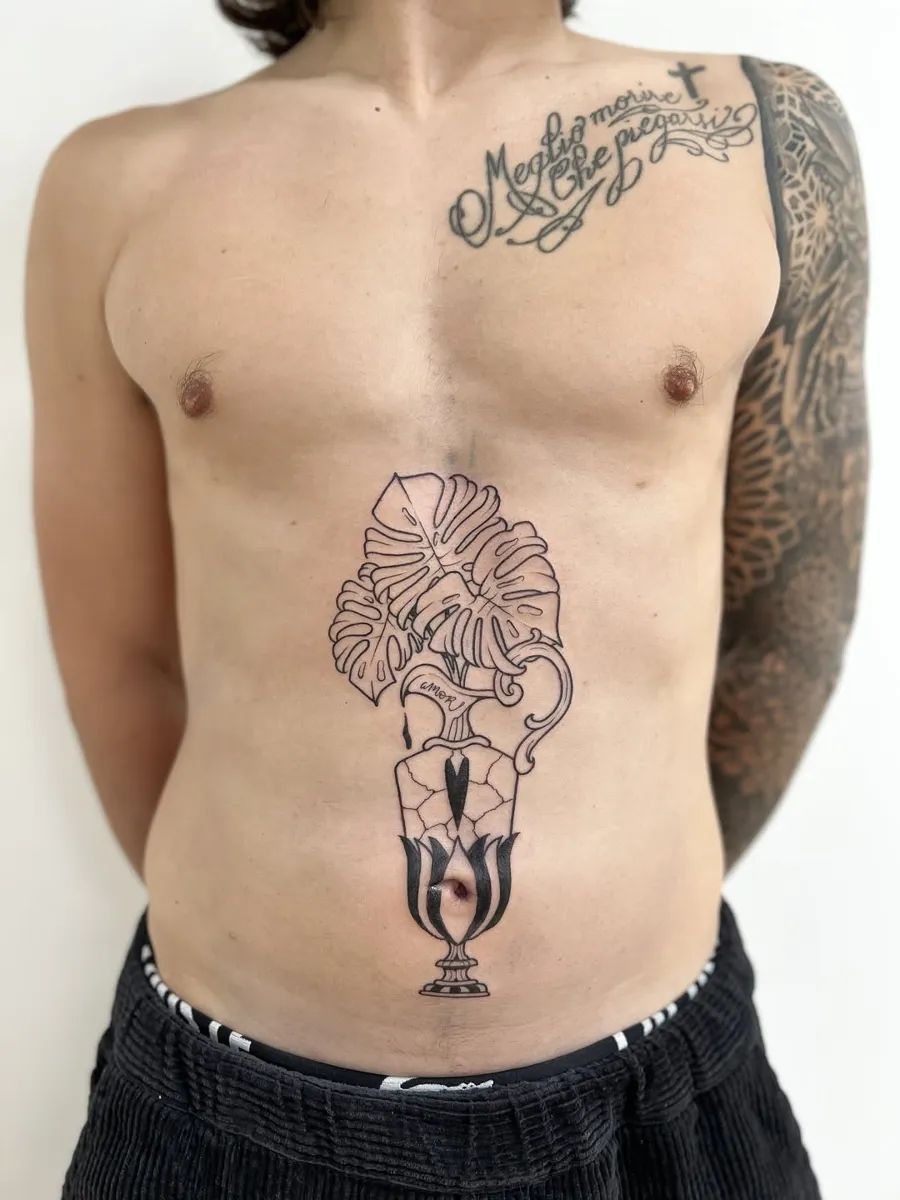 Tatouage de Corebo : vase au trait fin et feuilles de monstera sur le ventre