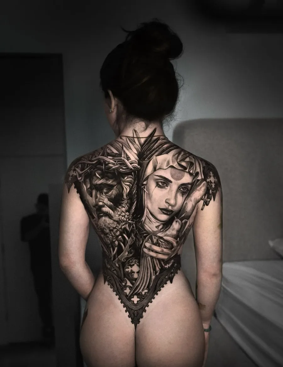 Tatouage de Zorro : dos complet réaliste noir et gris, Christ et Vierge à la colombe