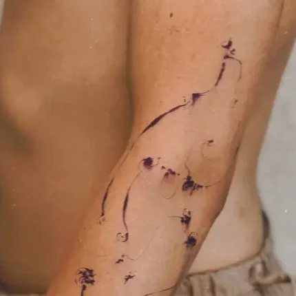 Tatouage ornemental de Misa sur le bras