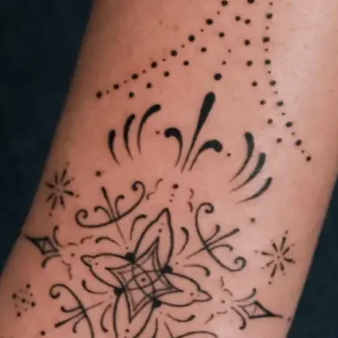 Tatouage ornemental fine line de Senadala sur l'avant-bras