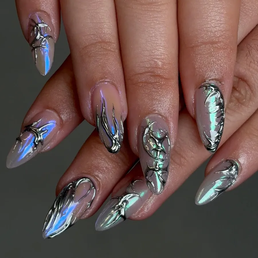 Ongles de Propagande Nails : amande longs, reflets holographiques et motifs chrome argenté